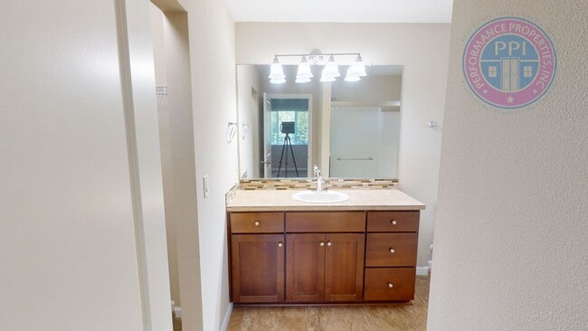 Building Photo - DEPOSIT FREE MOVE-IN WITH OBLIGO!  Orenco ...