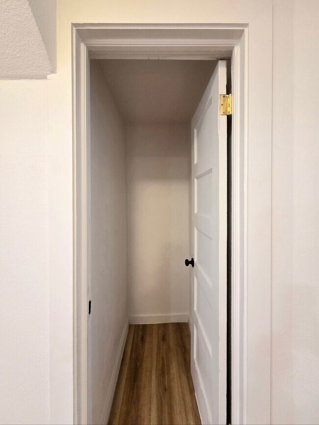 Building Photo - 300 S Franklin Ave