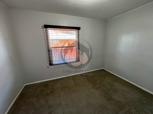 Building Photo - Classic Craftsman Charm in Central Salem! Versatile 5-Bedroom Home