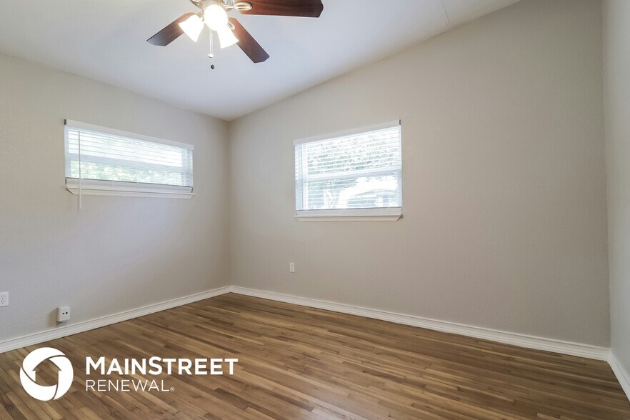 Building Photo - 3404 Paris Pl