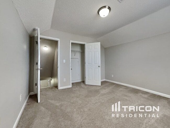 Building Photo - 819 Chablis Dr
