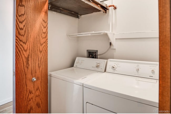 Building Photo - Beautifully Renovated Skyloft One-Bedroom — Available for Move-In May 10th
