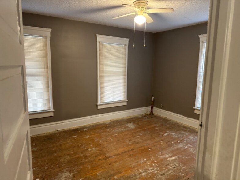 Building Photo - 889 Raymond St