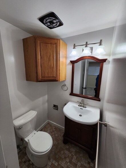 Building Photo - 950 SE 6th Ave