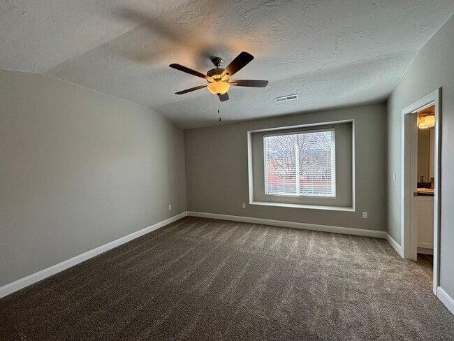 Building Photo - Beautiful Townhome!