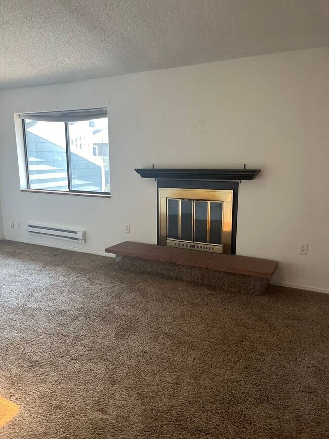 Building Photo - 4 Bed 2.5 Bath Boulder Townhome - Available August 10th
