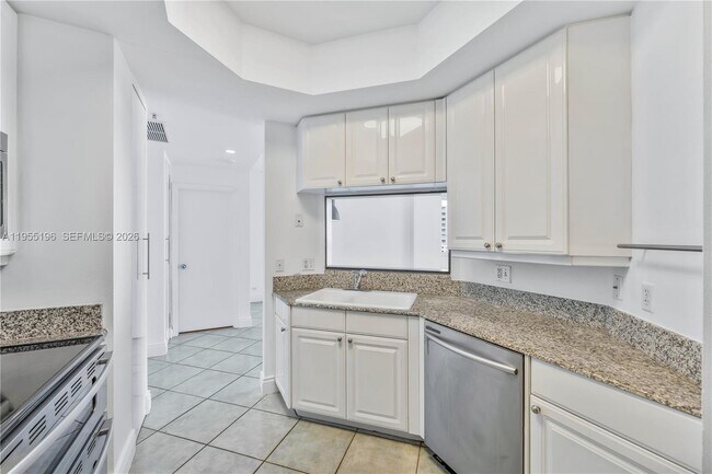 Building Photo - 888 Brickell Key Dr