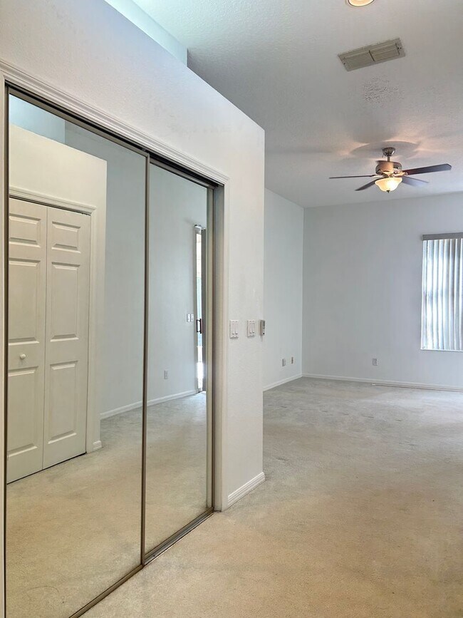 Building Photo - Beautiful Home with Water View in Eastwood!