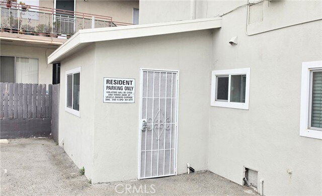 Building Photo - 10527 Western Ave