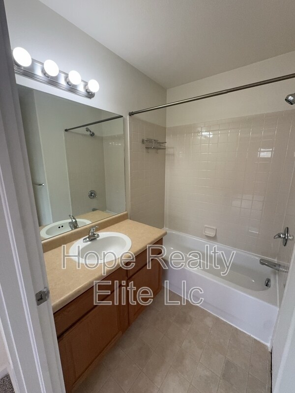 Building Photo - 5198 Dovetail Ln