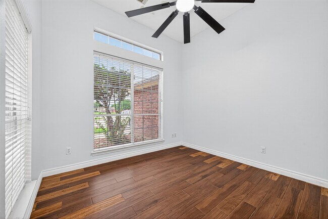 Building Photo - 23914 Glengate Dr