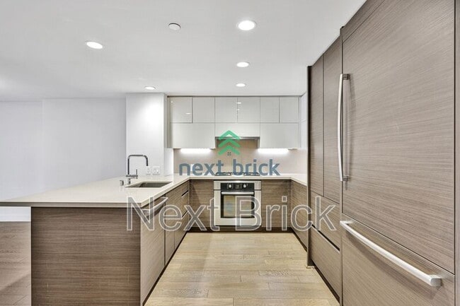 Building Photo - 588 Bell St