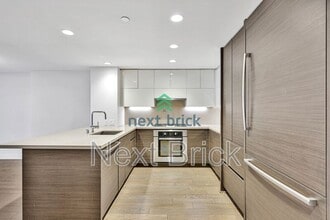 Building Photo - 588 Bell St