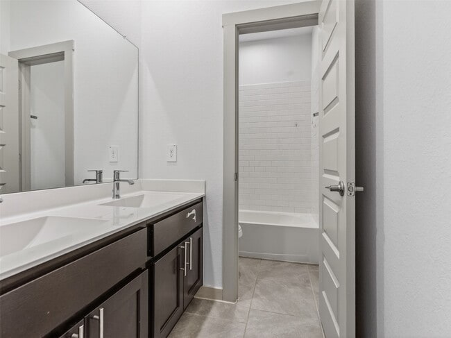 Building Photo - 818 Kingwood Dr