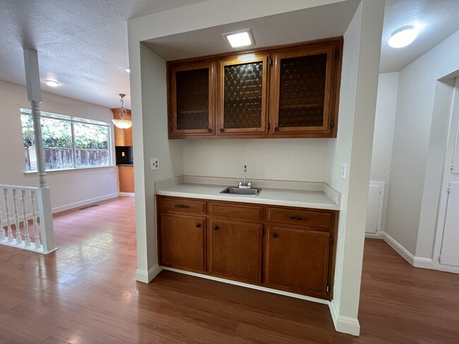 wet bar - 4371 Kearsarge Ct