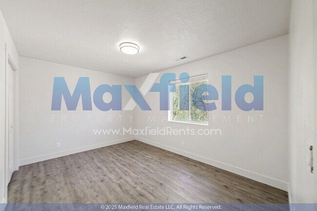 Building Photo - Upstairs Unit -3BD 2BA Unit Near Costco and High School