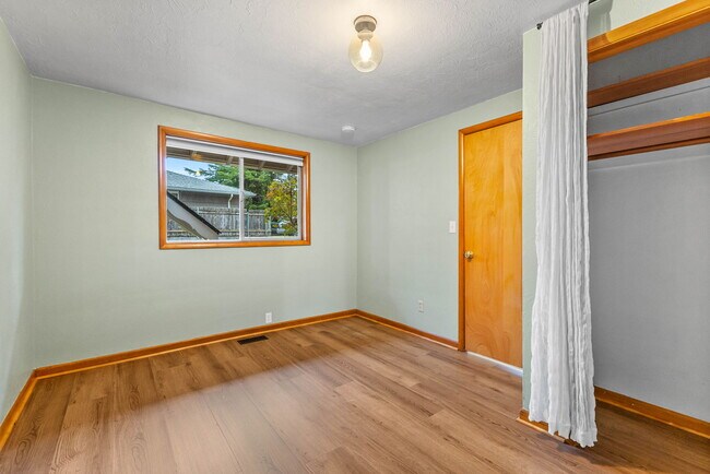 Building Photo - 2230 Jasper Way NW