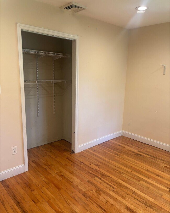 Building Photo - 44 E Lake Terrace
