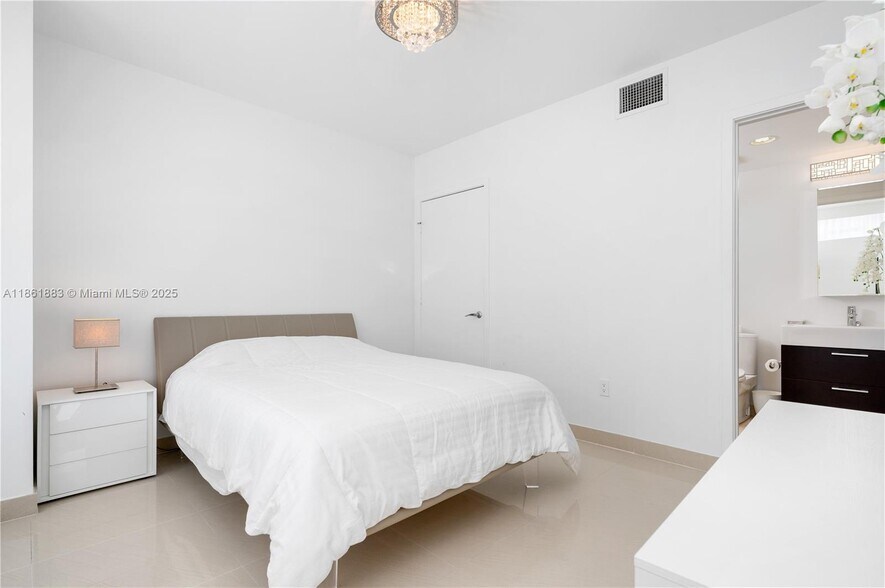 Building Photo - 5875 Collins Ave