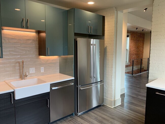 Building Photo - Newly renovated Victorian Townhome located on a quiet street in Curtis Park/RiNo