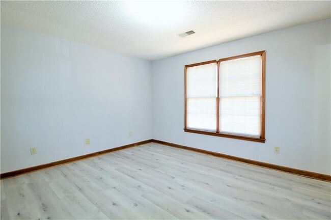 Building Photo - 585 Wayside Dr