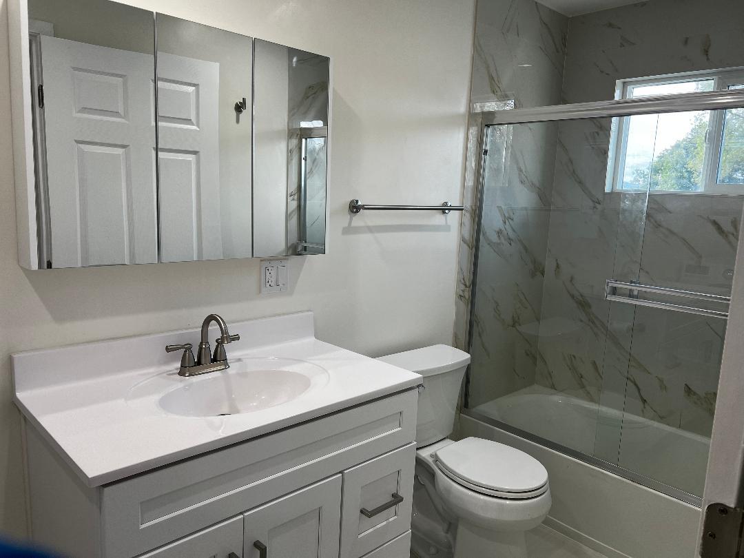 Building Photo - 7435 Encino Ave
