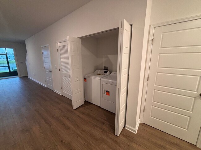 Building Photo - Never-Lived-In 3BR/2.5BA Townhome! Screened Lanai & Pond View!