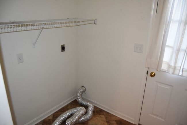 Building Photo - End Row Townhome w/ Garage
