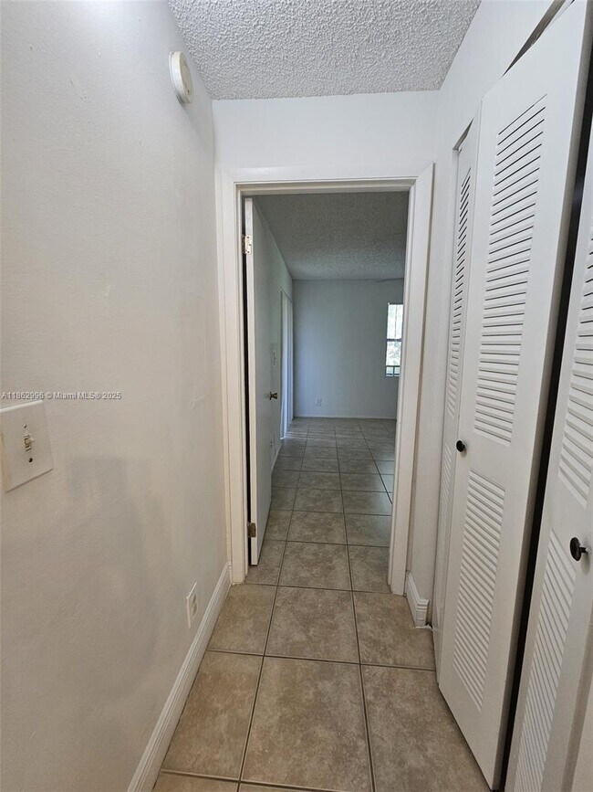 Building Photo - 9999 Summerbreeze Dr