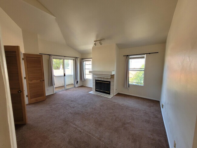 Building Photo - 433 E Ave