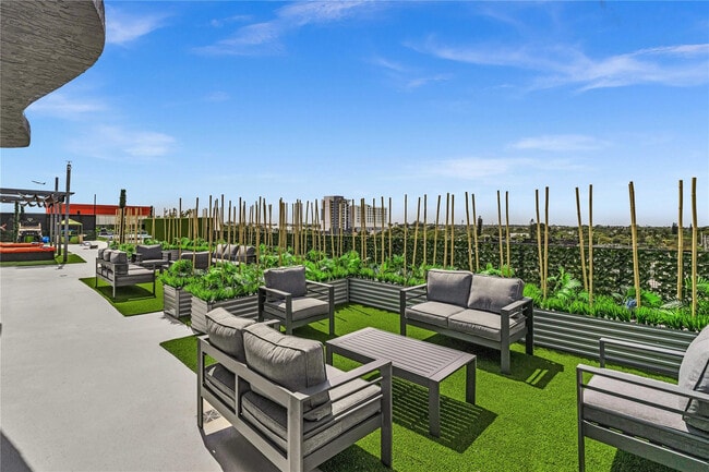 Building Photo - 2100 Miami Rd