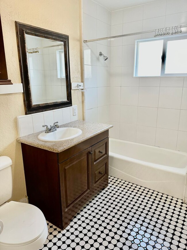 Building Photo - Charming 3/1 in the Heart of Tower Distict