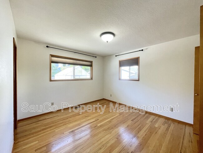 Building Photo - 5751 NE Lisbon Way