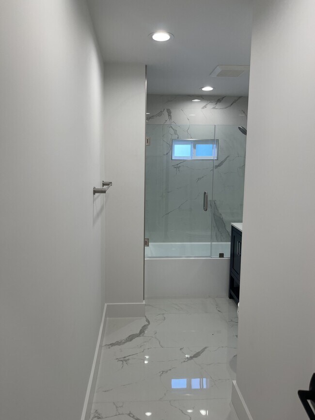 Building Photo - 1536 N Commonwealth Ave