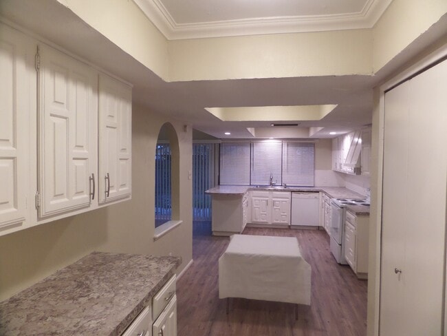 Building Photo - 14611 Leacrest Dr