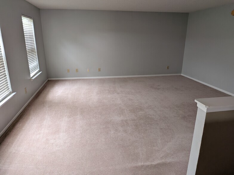 Building Photo - 10418 Memorial Knoll Dr