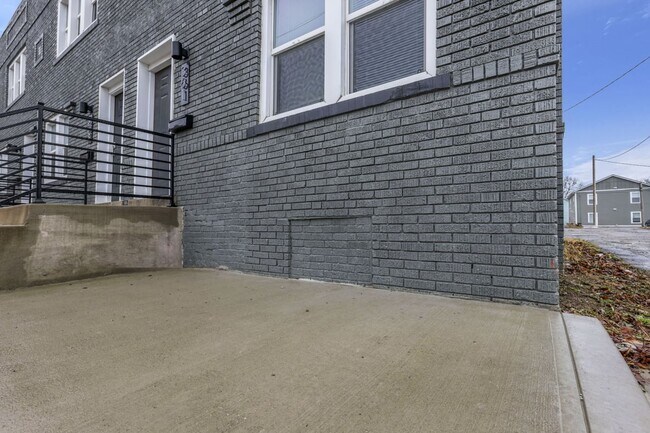 Building Photo - Modern 2BR Townhouse Walk to Downtown All Utilities Included