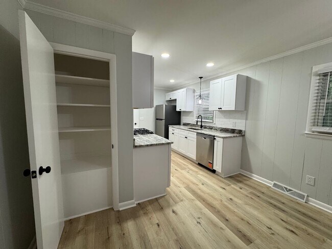 Building Photo - 2205 Hathaway Dr