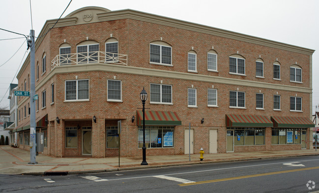 Building Photo - Oak Street Plaza