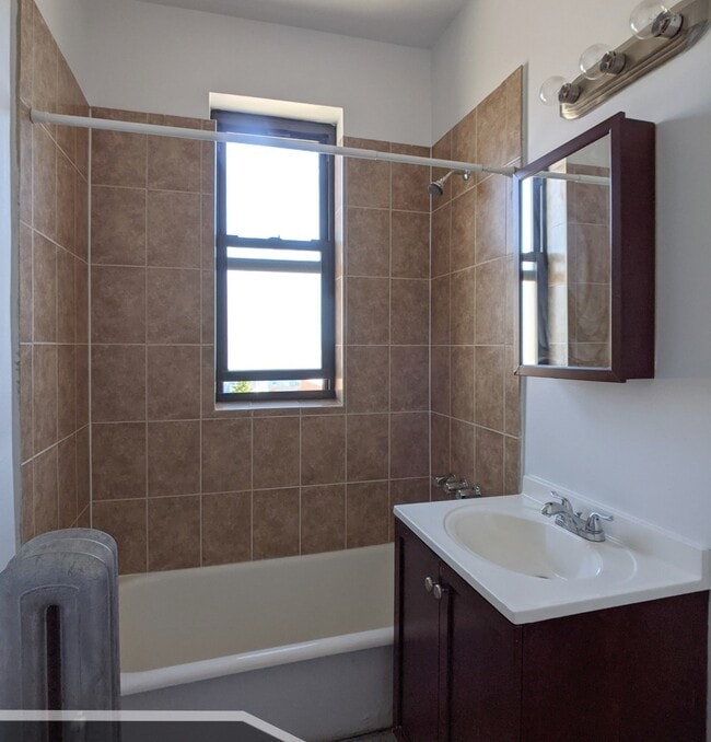 Building Photo - 2704 N Sawyer Ave