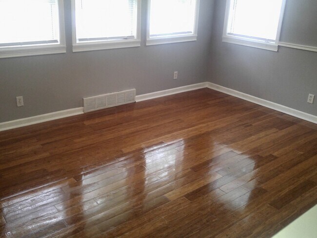 Building Photo - 3 Bedroom with easy access to freeway, downtown Grandview