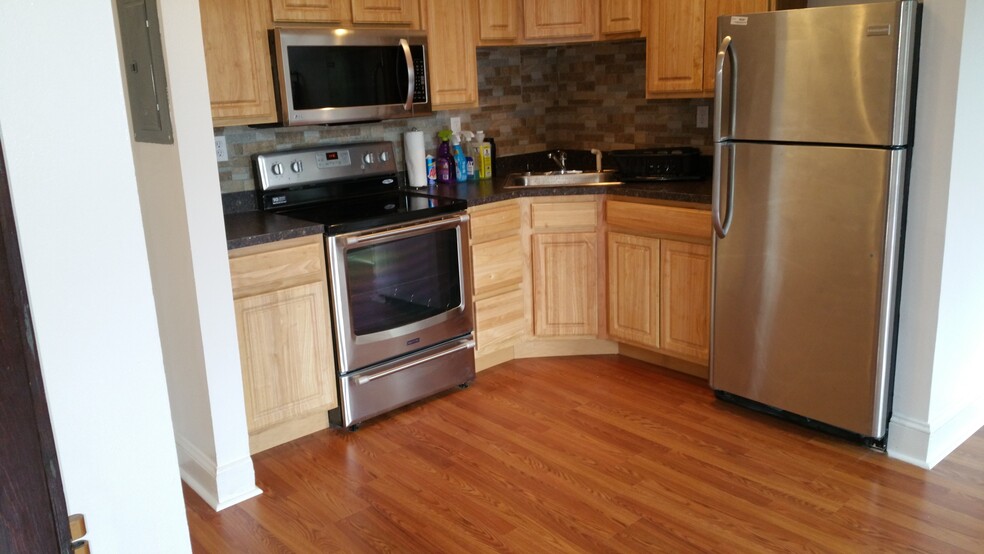 Building Photo - 53 Ten Broeck St