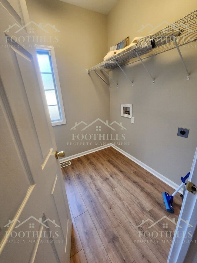 Building Photo - 6 Robert de Brus Cir