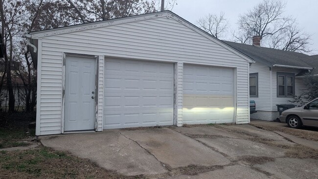 Building Photo - Spacious 3 Bedroom, 2-Bathroom Duplex - Pet Friendly - Section 8 Welcome!