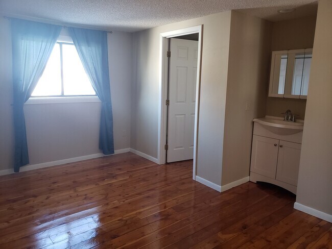 Building Photo - Large 5 Bedroom Home!