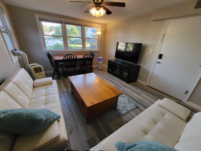 Building Photo - 4622 Cass St