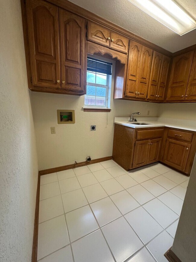 Building Photo - 5524 Woodmont Dr