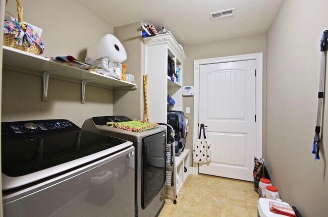 Building Photo - 1908 Lasso Cir