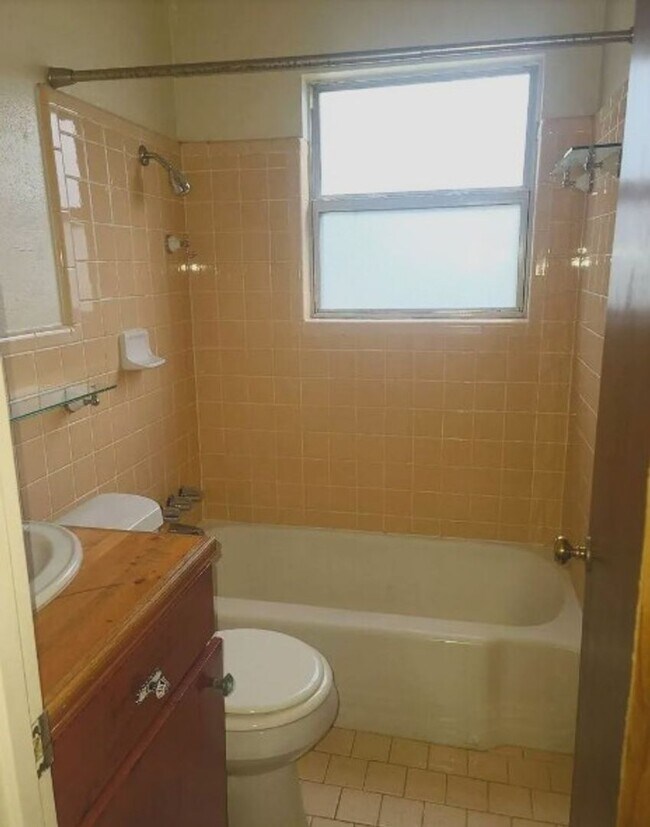 Building Photo - Cute 3 bed 1 bath home with garage