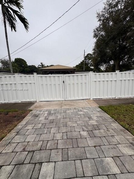 Building Photo - 880 Oriole Ave